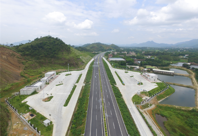 十一局二公司路面分公司施工的云湛高速公路路面2标项目马水停车区