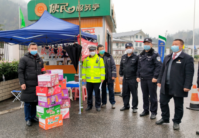 从江县农商银行谷坪支行行长韦启益向夏蓉高速路口北站执勤人员送