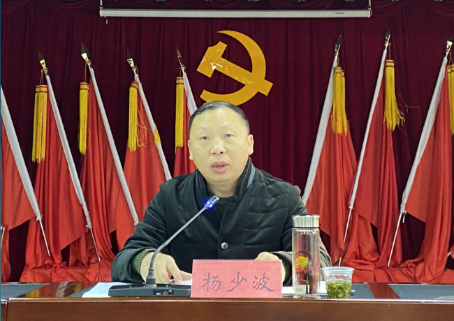 见面会上,杨少波同志从历史文化,经济建设等方面向新引进人才介绍了