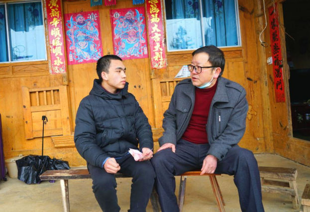 黄平县委统战部副部长时尚斌与王廷江同学交谈