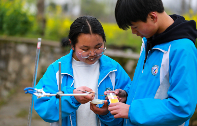 贵州省毕节市黔西县雨朵镇雨朵中学学生在雨朵河边检测水质