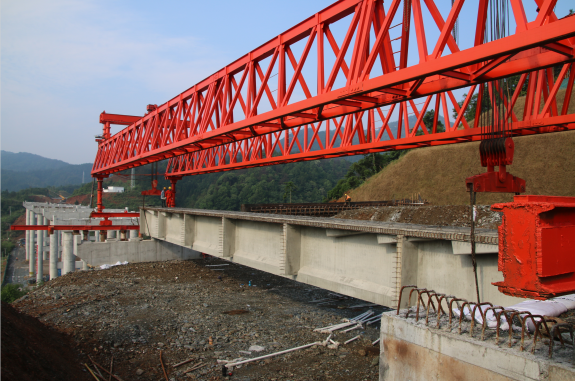 祁婺高速篁村大桥顺利架设首片t梁