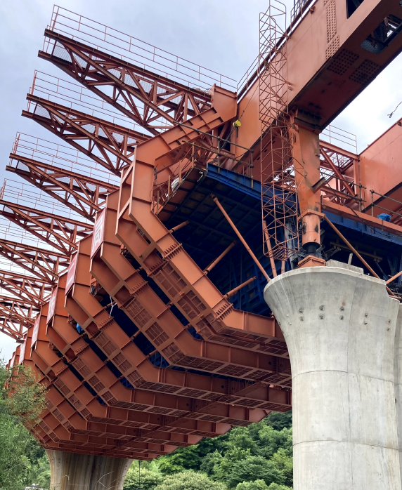 中铁二局四公司金甬铁路项目部澄潭江特大桥首孔简支箱梁移动模架现浇