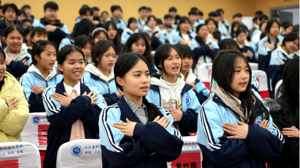 ���ǭ������ί���ϴӽ���ίͳս������ְУ��չ��ͬ�Ľ��á��