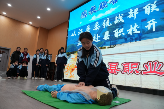 �ӽ��ؿ�չ������Ⱦ���ἱ�ȡ�ͬ�Ľ��ý�У԰�