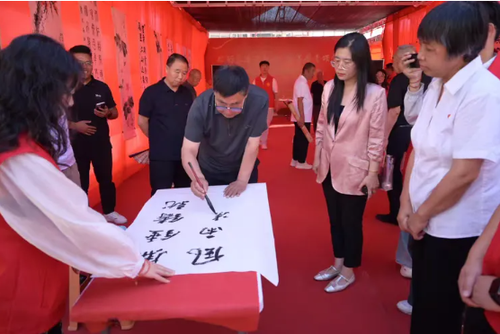 闻喜县东镇离退休党委：举办“砥砺奋进守初心，翰墨丹青颂党情”主题活动，向党的华诞献礼